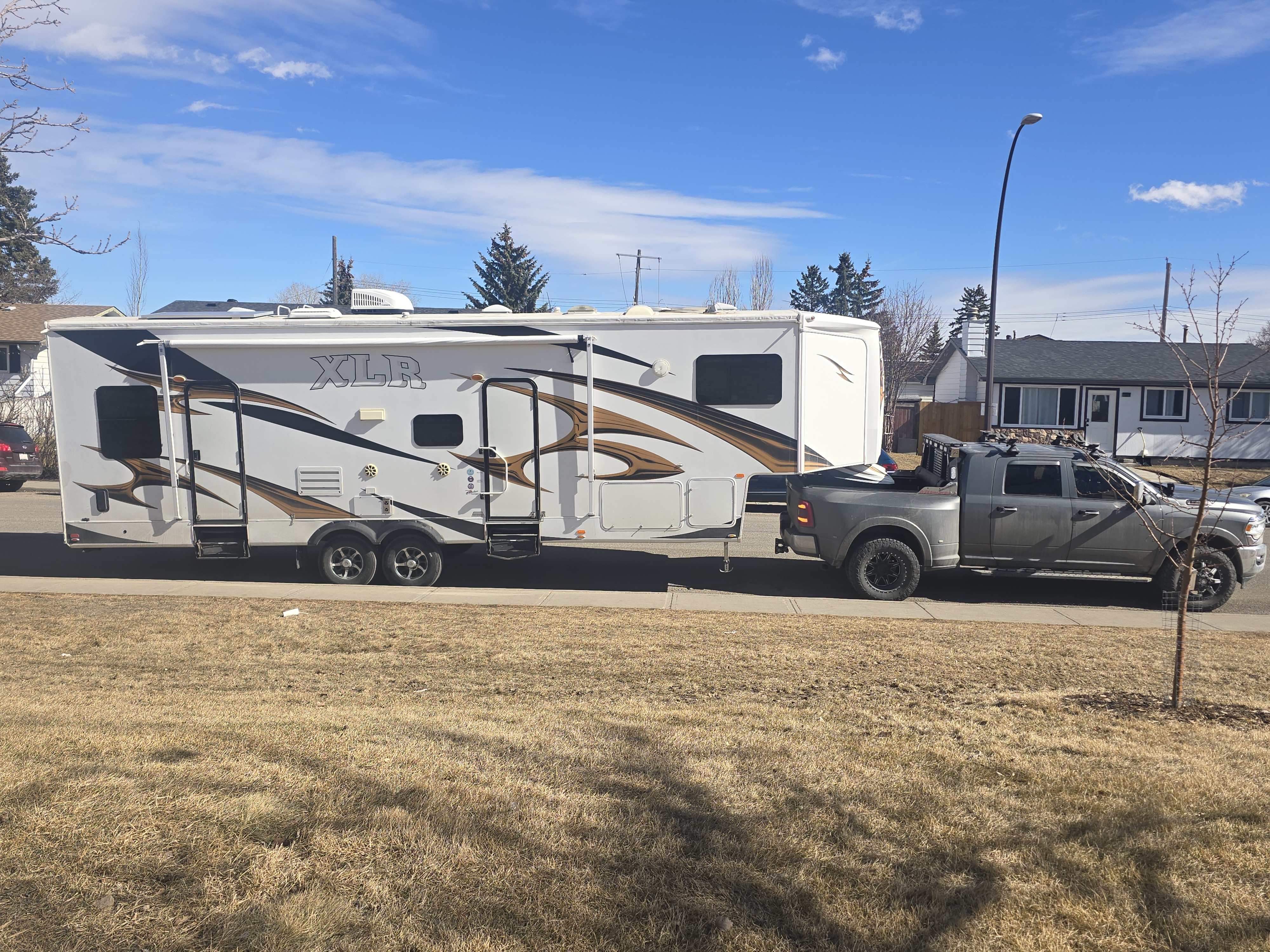 Fifth wheel bumper pull hauling - Flatbed Towing in Calgary