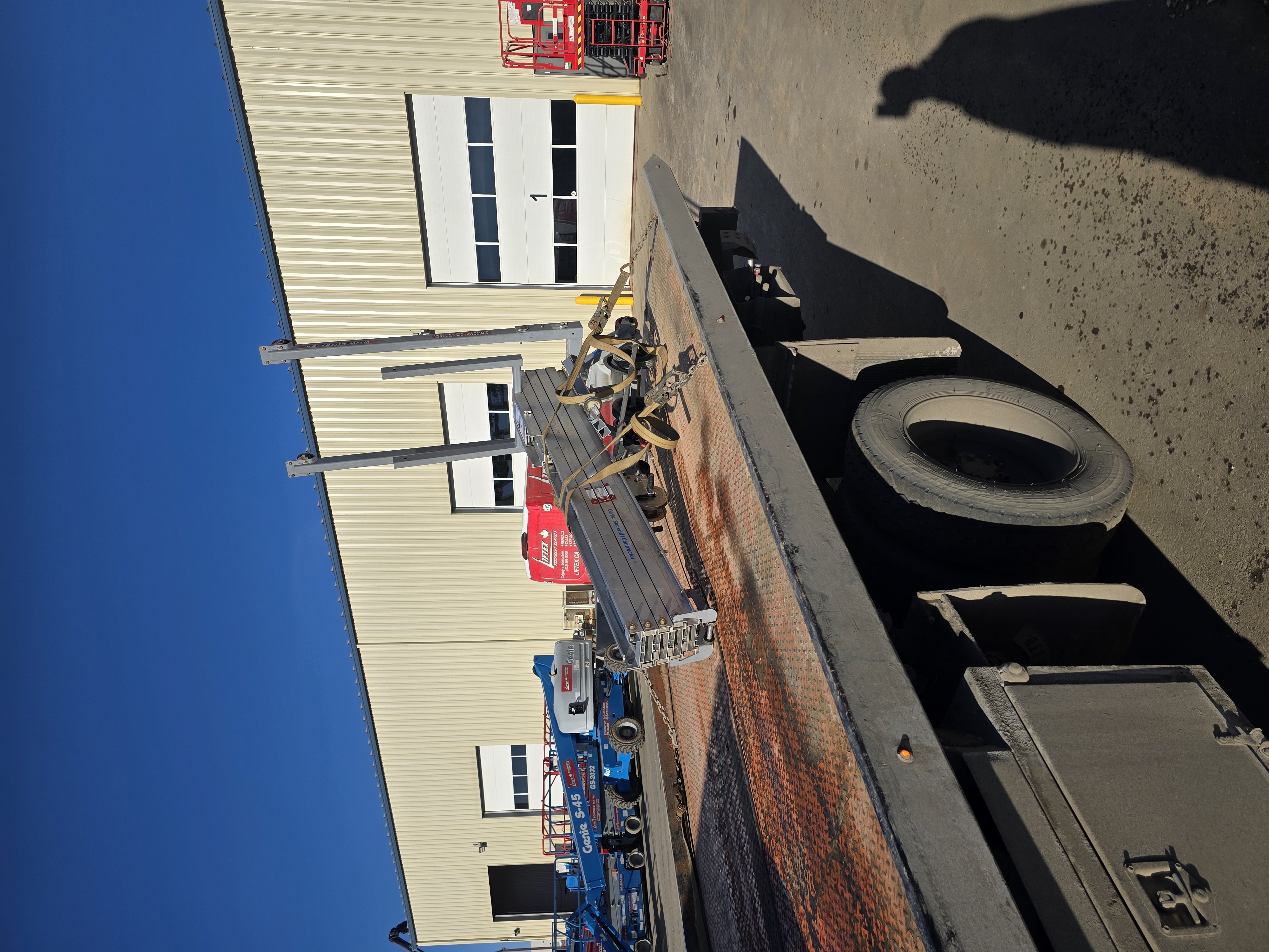 Little cargo - Flatbed Towing in Calgary