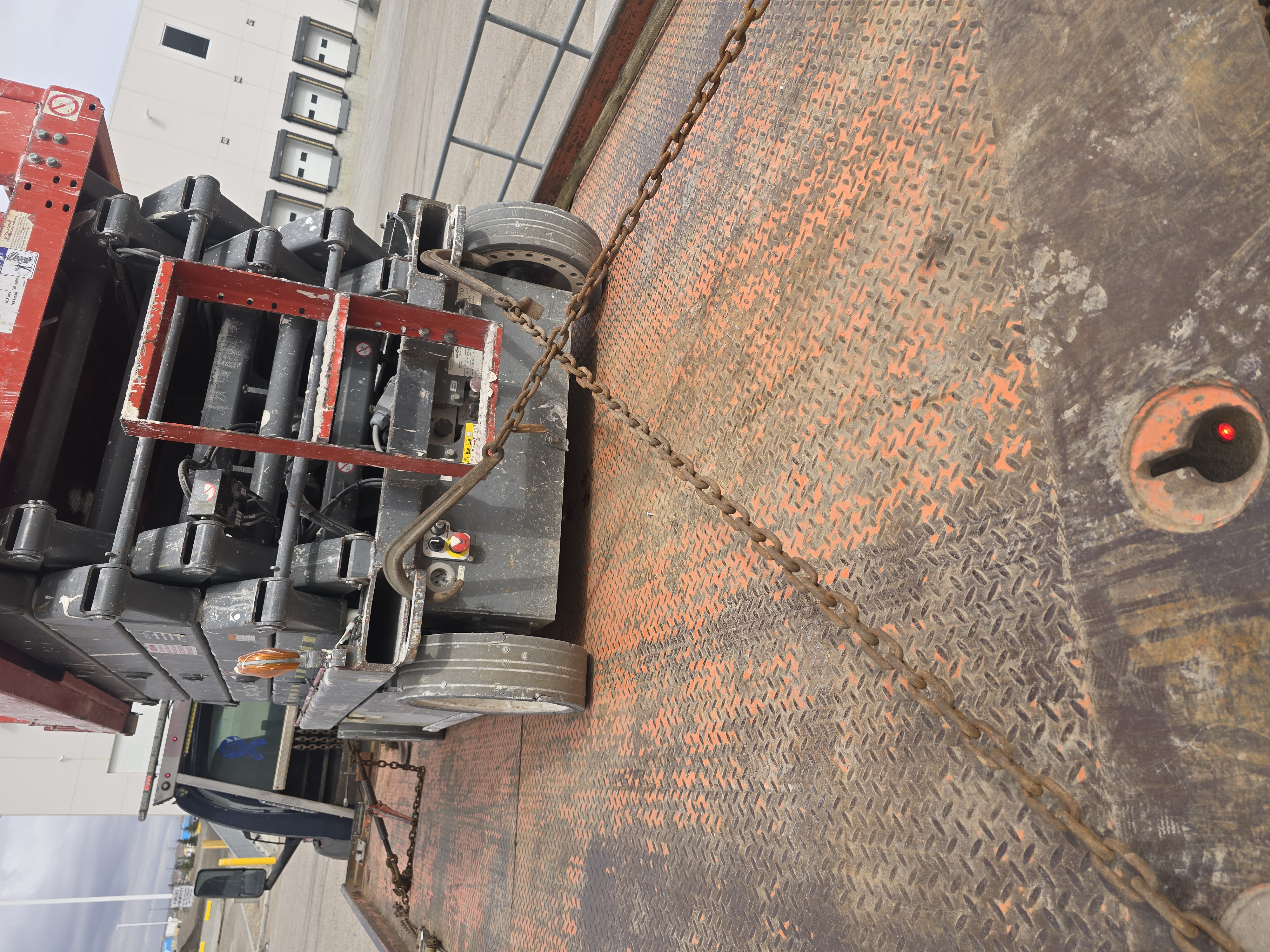 Scissor lift Towing - Flatbed Towing in Calgary